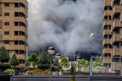 Una nube de humo procedente del vertedero ilegal se acerca a la ciudad residencial de El Qui&ntilde;&oacute;n, en Sese&ntilde;a.