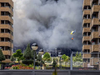 Una nube de humo procedente del vertedero ilegal se acerca a la ciudad residencial de El Qui&ntilde;&oacute;n, en Sese&ntilde;a.