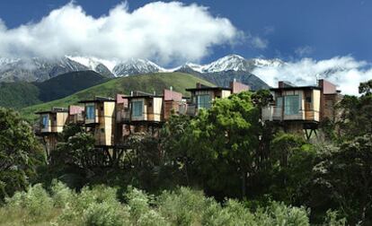 Cinco cabañas con vistas a la bahía de Mangamanu, de los arquitectos Tony Wilson y hermanos, en Hapuku Lodge (Kaikoura, Nueva Zelanda.