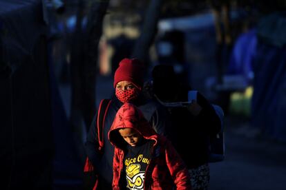 Migrantes esperan en el campamento de Matamoros el 19 de febrero.