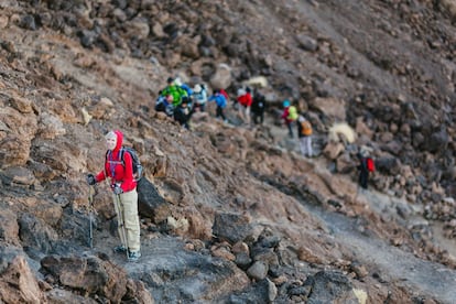 En algunos tramos del ascenso al Pico Teide el desnivel es del 60%. La progresiva altitud que va ganando lo hace fatigoso incluso para los medianamente entrenados. Si no estás en buena forma o padeces de problemas cardíacos, la mejor idea es no intentarlo. Aprecias cómo va desapareciendo la vegetación a medida que subes y las condiciones climáticas se vuelven más extremas.