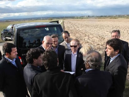 Sheldon Adelson (en el centro, con gafas oscuras), rodeado de políticos madrileños, durante su visita a los terrenos de Alcorcón, el pasado mes de mayo.