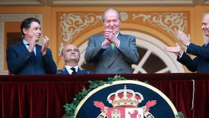El Rey recibe la ovación de Las Ventas, en la tarde del míercoles, entre el presidente de la Comunidad de Madrid y el ministro de Cultura (a la derecha).