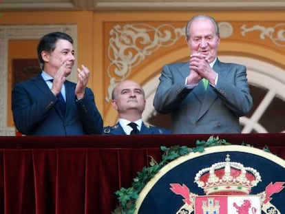 El Rey recibe la ovación de Las Ventas, en la tarde del míercoles, entre el presidente de la Comunidad de Madrid y el ministro de Cultura (a la derecha).
