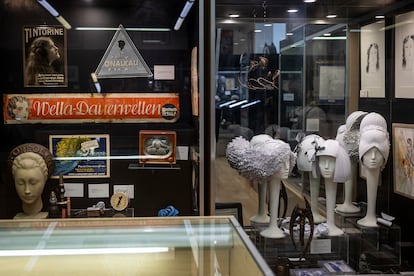 Vitrinas con varios objetos de peluquería antiguos del museo Raffel Pages.