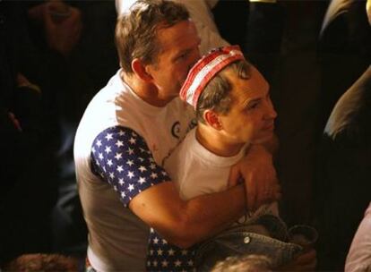 Una pareja atiende el discurso de Obama durante una fiesta del Centro de Gays y Lesbianas  de Los Ángeles.