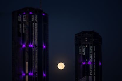 La luna llena entre las torres de Parque Central en Caracas (Venezuela). 