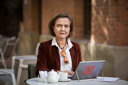 La profesora del IESE Mireia las Heras, en el jardin del hotel Mimosa de Barcelona.