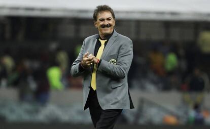 Ricardo La Volpe, el entrenador de América, durante el partido contra Puebla