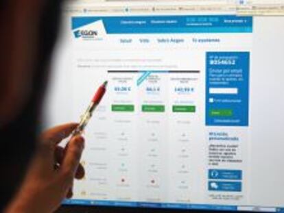 Un internauta consulta una página web de una aseguradora.