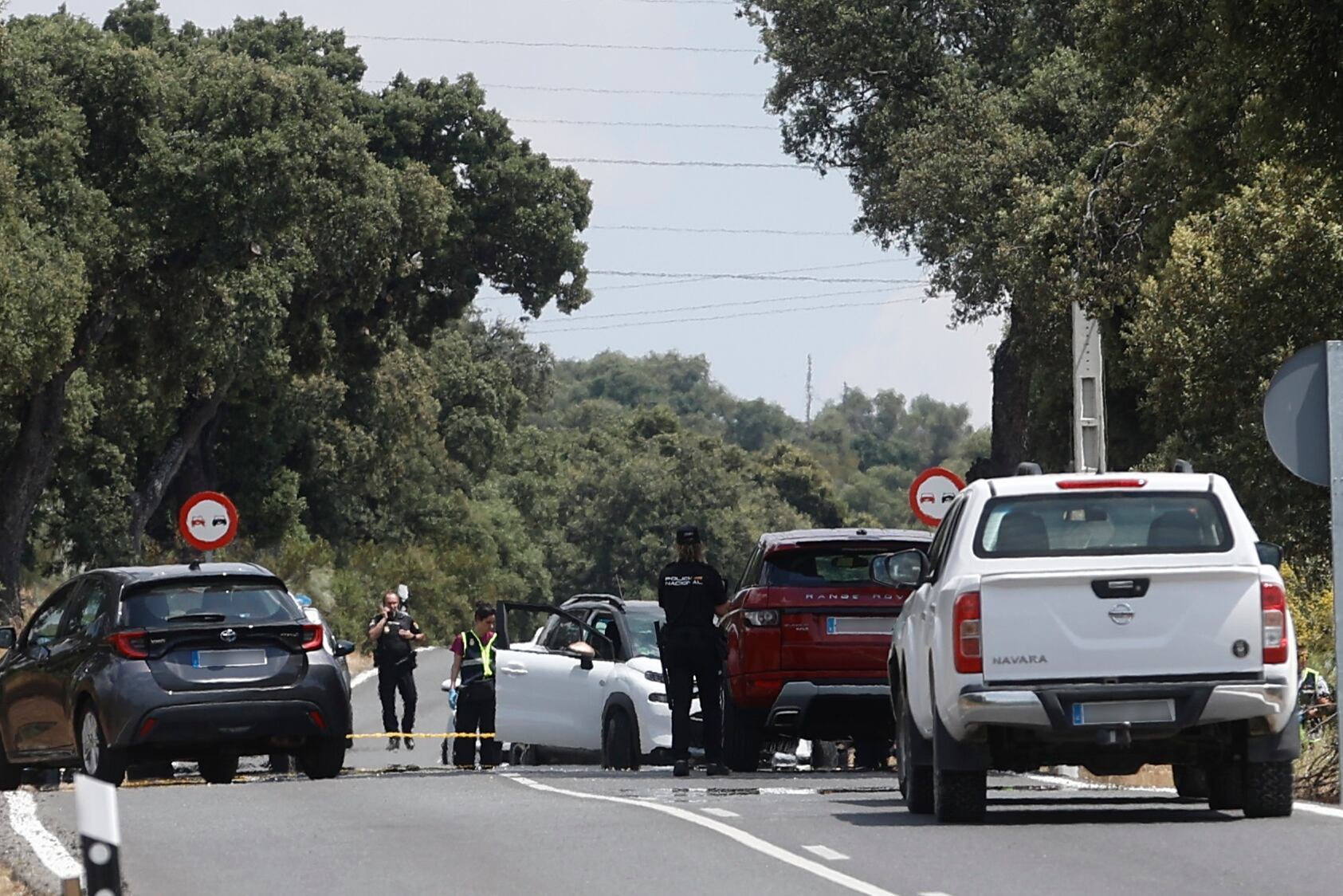 Vista del punto kilométrico 6 de la carretera de Fuencarral-El Pardo,  cortada por la policía cerca del lugar del suceso, este martes.