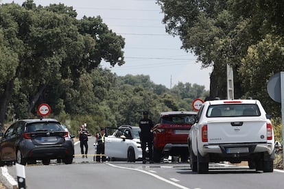 Vista del punto kilométrico 6 de la carretera de Fuencarral-El Pardo, cortada por la policía cerca del lugar del suceso, este martes.