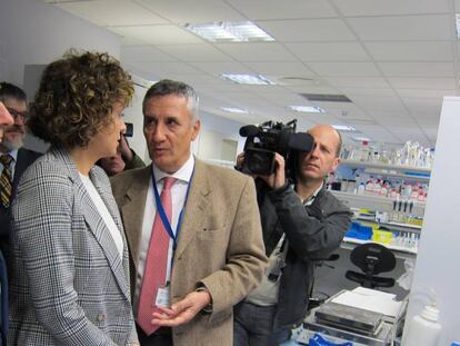 El delegat Enric Millo i la ministra de Sanitat, Dolors Montserrat, visitant l'Institut Germans Trias i Pujol de Badalona per conèixer nous projectes.