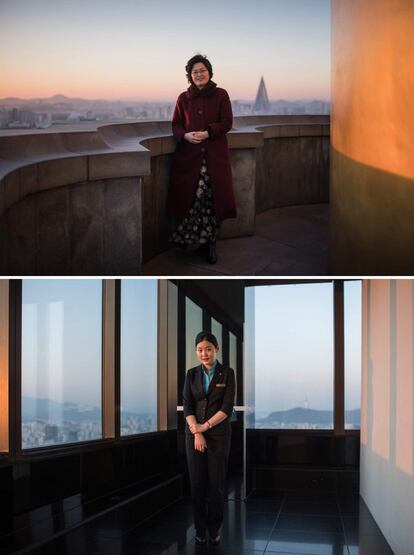 Arriba, la guía turística norcoreana Choi Hee Ok es fotografiada en la torre Juche de Pyongyang, el 28 de noviembre de 2016. Abajo, la guía surcoreana Bang Sung-hee posa en un ventanal del Edificio 63 de Seúl, el 8 de septiembre de 2017.