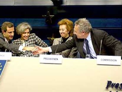 De izquierda a derecha, Juan Costa, Claudie Haigneré, la ministra italiana de Educación y el comisario de Investigación.