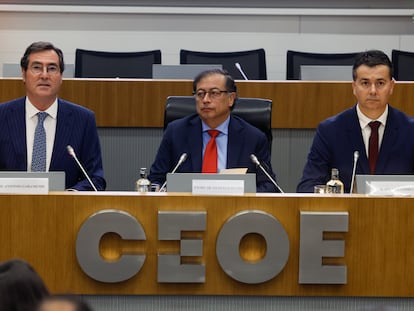 El presidente de Colombia, Gustavo Petro (centro), asistió ayer a un encuentro empresarial bilateral celebrado en la sede de CEOE, en el que también participaron el ministro español de Industria, Comercio y Turismo, Héctor Gómez (derecha), y el presidente de la patronal, Antonio Garamendi (izquierda). Posteriormente se reunió en Moncloa con el presidente del Gobierno, Pedro Sánchez, para firmar varios acuerdos con el fin de fortalecer las relaciones políticas y económicas entre los dos países.