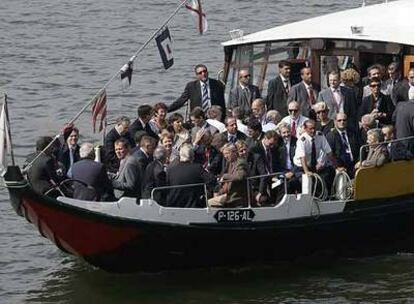 Los ministros de Finanzas de la zona euro, reunidos en Oporto (Portugal), dan un paseo en barco.