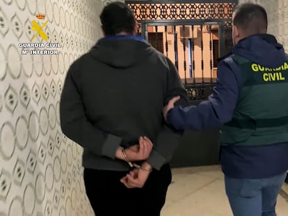 Un hombre de 38 años, vecino de la localidad sevillana de Dos Hermanas, detenido por la Guardia Civil al haberle sido intervenidos 350 vídeos de agresiones sexuales a menores de edad el pasado mes de enero.