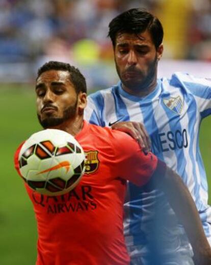 Douglas trata de controlar el balón ante Torres.