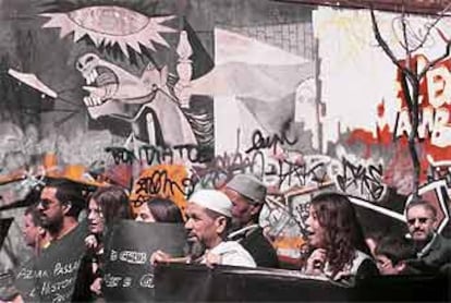 La manifestación de Girona ha pasado junto a un gran mural del <i>Gernika</i> de Pablo Picasso. A la convocatoria de la capital gerundense han acudido más de 18.000 personas.