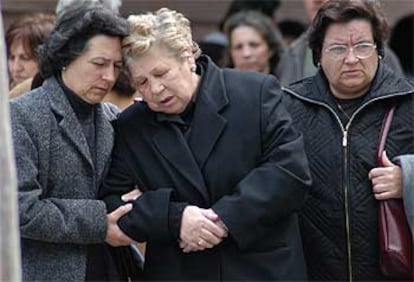 La madre de Encarnación Rubio (en el centro), durante el funeral de su hija.