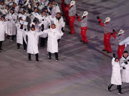 Los equipos ol&iacute;mpicos de Corea del Norte y Corea del Sur, desfilando juntos el viernes bajo la bandera unificada en la apertura de los Juegos de Invierno.