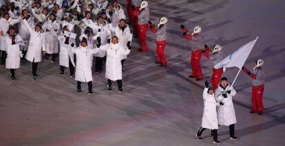 Los equipos ol&iacute;mpicos de Corea del Norte y Corea del Sur, desfilando juntos el viernes bajo la bandera unificada en la apertura de los Juegos de Invierno.