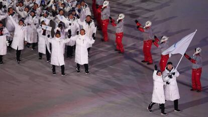 Los equipos ol&iacute;mpicos de Corea del Norte y Corea del Sur, desfilando juntos el viernes bajo la bandera unificada en la apertura de los Juegos de Invierno.