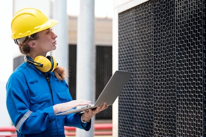 Revisión de las torres de enfriamiento y sistemas HVAC de una fábrica.