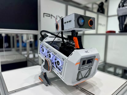 “¿Te recuerda a alguna película? Se parece un poco a Wall-E, ¿verdad?”, afirma con una sonrisa Bill Chen, gerente de ventas y marketing de PNY, mientras señala este ordenador que su compañía exhibe esta semana en COMPUTEX. La feria, a la que  EL PAÍS ha sido invitado por el Consejo para el Desarrollo del Comercio Exterior de Taiwán (TAITRA), reúne múltiples PCs originales fruto del case `modding´ —una práctica por la que se modifica la caja de un ordenador con fines estéticos o prácticos—.  Como señala Chen, "los gustos pueden variar mucho en diferentes países o regiones”: “Algunos usuarios compran los componentes y luego contratan a un especialista en `case modding´ para crear un diseño personalizado”.