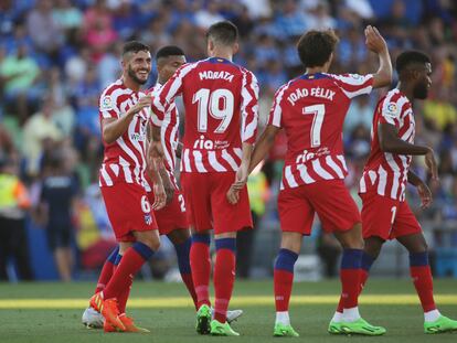 Los jugadores del Atlético celebran el gol de Morata ante el Getafe.