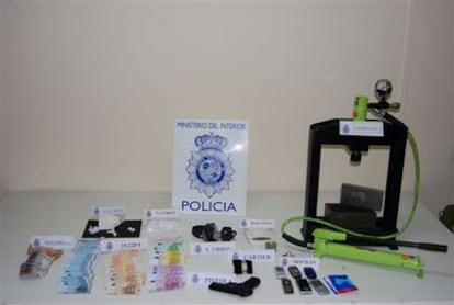 Material intervenido en la redada de la Policía Nacional en Vitoria contra una red que distribuía cocaína.