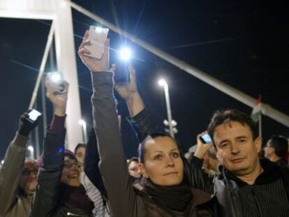 Miles de manifestantes protestan en Budapest por la tasa de Internet. 