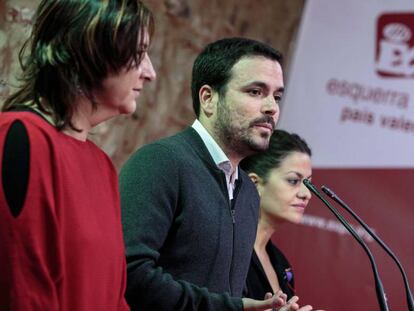 Alberto Garzón, junto a la coordinadora general de la formación en Valencia, Rosa Pérez Garijo (izquierda), y la candidata a las europeas, Sira Rego.