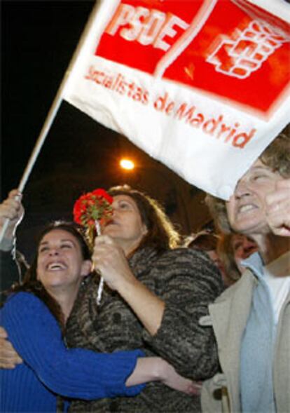 Un grupo de simpatizantes celebra el triunfo del PSOE en la calle Ferraz.