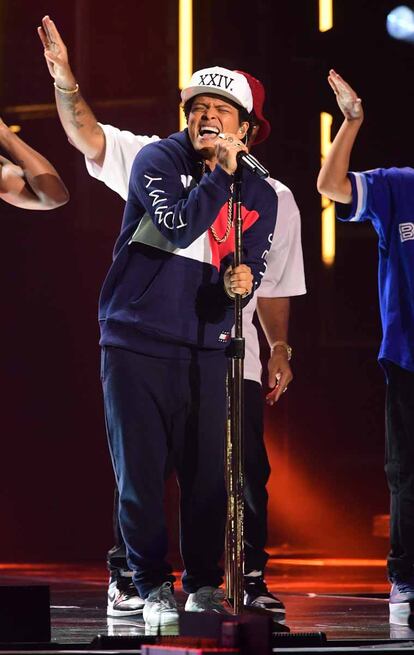 Bruno Mars durante su actuación.