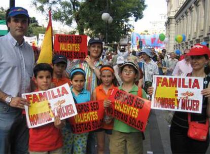 Una familia numerosa, en una manifestación en 2005 contra la legalización del matrimonio homosexual en Madrid.
