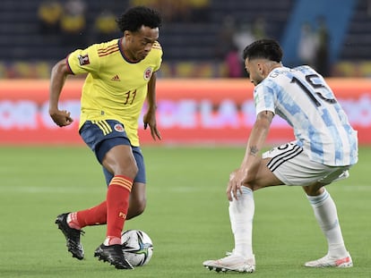 Cuadrado enfrenta a Nicolás González durante el partido de eliminatorias entre Colombia y Argentina, el pasado 8 de junio.