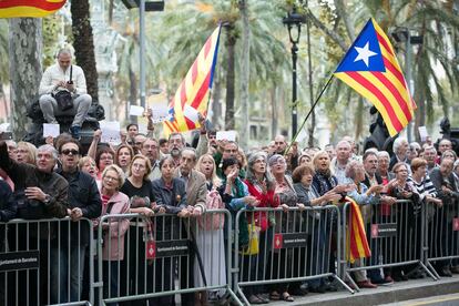 Centenares de personas concentradas a las puertas del TSJC, en la Avenida Lluís Companys de Barcelona, han recibido a la comitiva de la CUP, JxS y del Govern, para mostrar su apoyo.