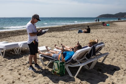 Un camarero en Ibiza, la pasada primavera. 