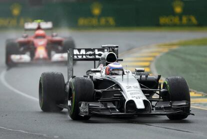 Jenson Button, por delante de Kimi Raikkonen.