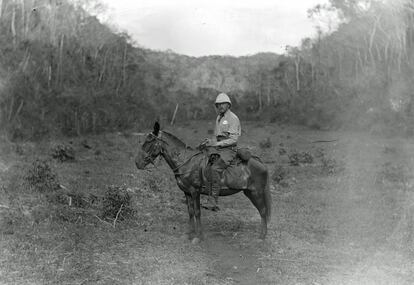 Maudslay monta a caballo, rumbo a América Central durante los años ochenta del siglo XIX.