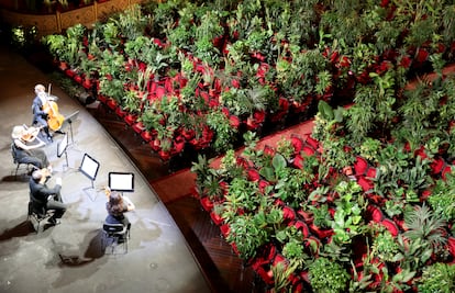 El patio de butacas del teatro del Liceo de Barcelona, lleno de plantas durante un concierto.