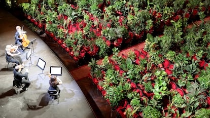 El patio de butacas del teatro del Liceo de Barcelona, lleno de plantas durante un concierto.