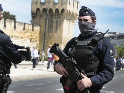 Policías franceses en Aviñón el 9 de mayo, en una imagen de archivo.