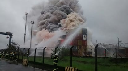 De acordo com as primeiras hipóteses sobre o incidente, a água da chuva teria entrado em um dos containers que armazenam o produto, o que teria gerado uma reação química e provocado a nuvem de fumaça.