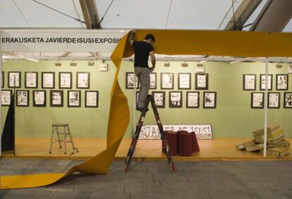 Un operario acondiciona la carpa que acogerá el Salón del Cómic de Getxo en Las Arenas.