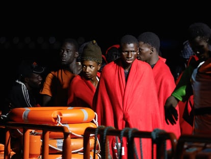 Un grupo de migrantes aguarda a desembarcar en el puerto de Arguineguín (Gran Canaria) el 25 de julio.