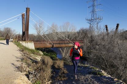 Puente peatonal sobre el río Manzanares de Prado Zurita. La construcción de este puente aprovechó en su día el paso de una gran tubería de agua sobre el río para edificar así sobre ella una plataforma de hierro y hormigón para unir el Parque Lineal con Perales del Río.