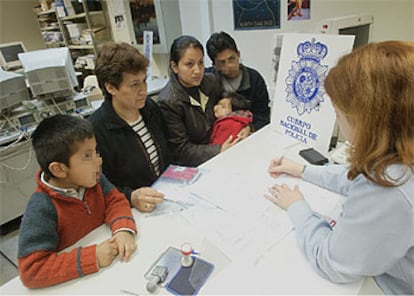 Clara Barrera, ecuatoriana, con sus dos hijos y dos nietos, recibe información para su regularización en España.